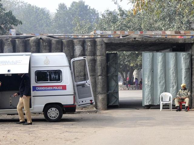 Narendra Modi is scheduled to receive Francois Hollande at Rock Garden at 2.45 pm. Police personnel were standing guard on Saturday to check security measures. (Gurminder Singh/HT Photo)