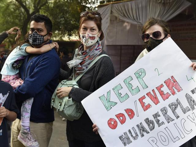 People gathered at Jantar Mantar in support for the odd-even vehicular restriction. CPCB suggested only one measure cannot reduce the pollution levels in Delhi.(Arvind Yadav/HT Photo)