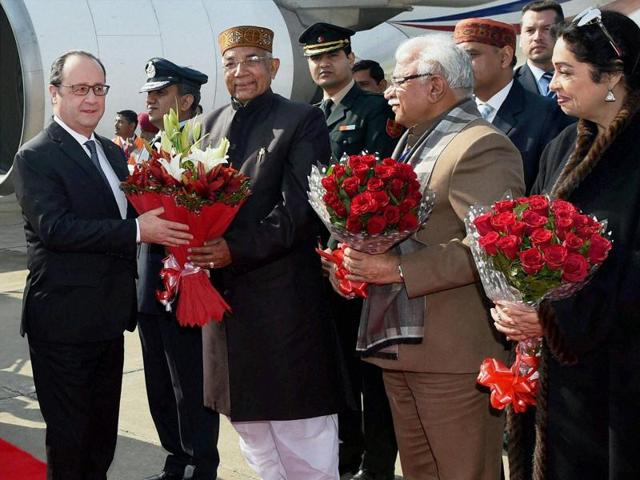 France President Francois Hollande being welcomed by governor of Haryana Kaptan Singh Solanki along with Haryana chief minister Manohar Lal Khattar and BJP MP Kirron Kher at Chandigarh Airforce Station on Sunday. (PTI)