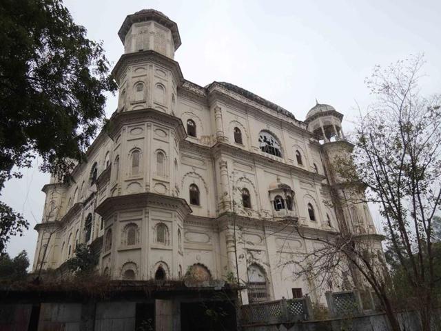 Lawrie building, one of the enemy properties owned by Raja Mehmudabaad in upmarket Hazratganj market in Lucknow. (Deepak Gupta/HT) Lawrie building, one of the enemy properties owned by Raja Mehmudabaad in upmarket Hazratganj market in Lucknow. (Deepak Gupta/HT)