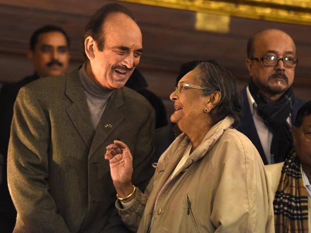 Congress leader Ghulam Nabi Azad with Chitra Bose, Netaji’s niece, in New Delhi on Saturday. (Sonu Mehta/HT) Congress leader Ghulam Nabi Azad with Chitra Bose, Netaji’s niece, in New Delhi on Saturday. (Sonu Mehta/HT)