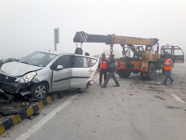 Cranes were used to move the vehicles damaged in the pile-up from the road so as to clear the jam that lasted for over an hour. (Sunil Sharma/ HT Photo) Cranes were used to move the vehicles damaged in the pile-up from the road so as to clear the jam that lasted for over an hour. (Sunil Sharma/ HT Photo)