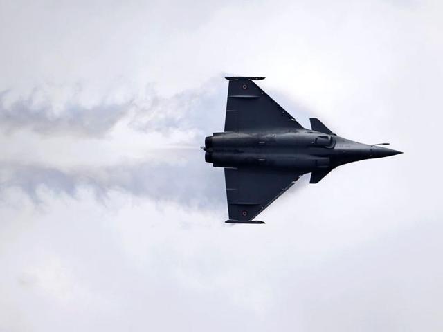 India has signed a multi-billion-dollar with France for the procurement of the Rafale jet fighters. French president Hollande said that the deal is on ‘right track’ ahead of his visit to India.(File photo)