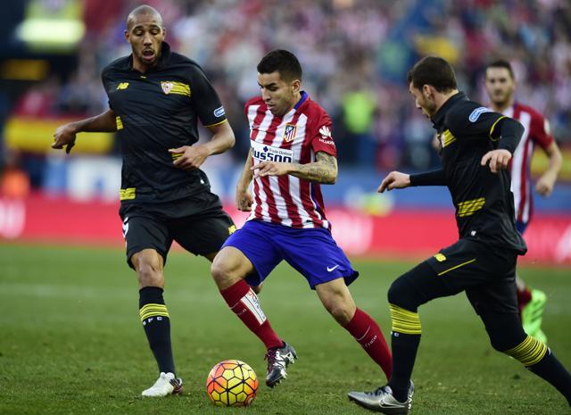 Atletico Madrid's Angel Correa vies with Sevilla's Steven N'Zonzi and Sebastian Cristoforo during the La Liga match at the Vicente Calderon stadium in Madrid. (AFP Photo) Atletico Madrid's Angel Correa vies with Sevilla's Steven N'Zonzi and Sebastian Cristoforo during the La Liga match at the Vicente Calderon stadium in Madrid. (AFP Photo)