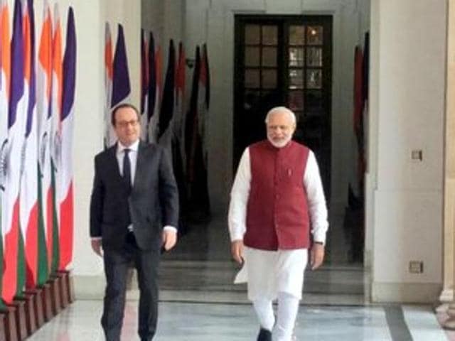 Indian Prime Minister Narendra Modi (L) and French President Francois Hollande attend an official welcoming ceremony in New Delhi on January 25, 2016. (AFP) Indian Prime Minister Narendra Modi (L) and French President Francois Hollande attend an official welcoming ceremony in New Delhi on January 25, 2016. (AFP)