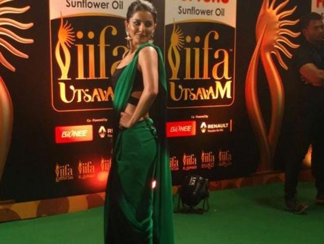 Isha Talwar posed for the shutterbugs at IIFA Utsavam. (Twitter) 