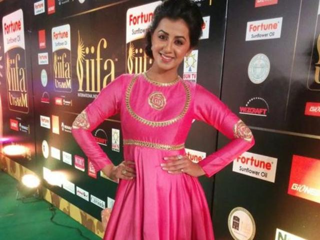 Can you match that cute pose by Nikki Galrani. (Twitter) 