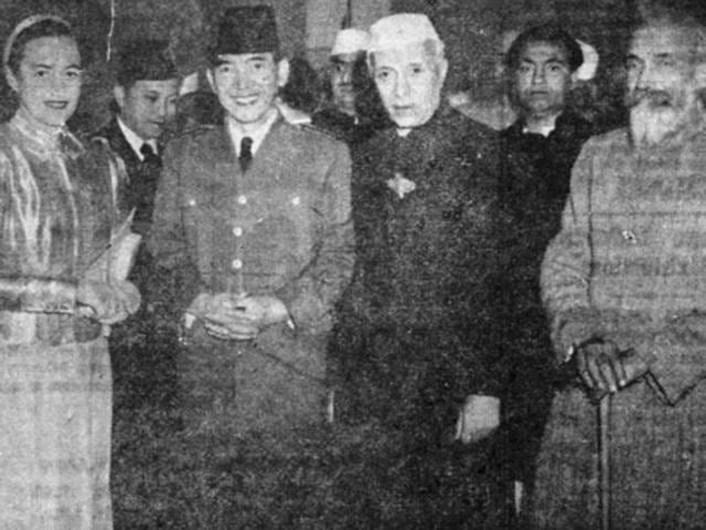 India’s first prime minister Jawaharlal Nehru receiving Indonesian president Dr Soekarno, guest of honour for India’s first Republic Day. Also in the photo are Dorothy Norman, American writer and Purushottam Das Tandon. India’s first prime minister Jawaharlal Nehru receiving Indonesian president Dr Soekarno, guest of honour for India’s first Republic Day. Also in the photo are Dorothy Norman, American writer and Purushottam Das Tandon.