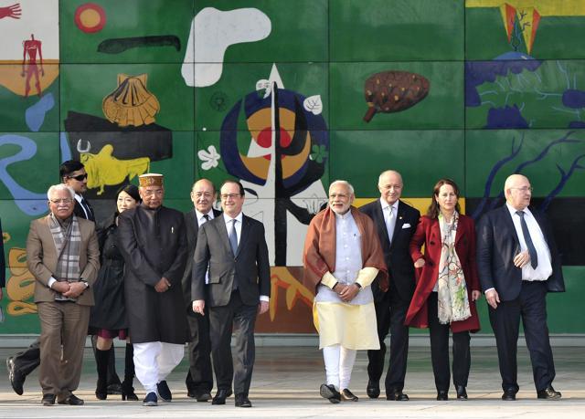 French President Francoise Hollande and Prime Minister Narendra Modi flanked with Haryana CM Manohar Lal Khattar, Punjab &amp; Haryana governor Kaptan Singh Solanki, and other delegates at Capitol Complex in Chandigarh on Sunday. (Keshav Singh/HT Photo)