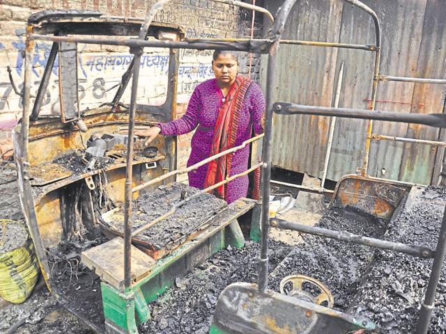 A drunk man had started a fire in Sudampuri area, which burnt down the two autos that were Ruby Singhal’s only means of livelihood.(HT File Photo) A drunk man had started a fire in Sudampuri area, which burnt down the two autos that were Ruby Singhal’s only means of livelihood.(HT File Photo)