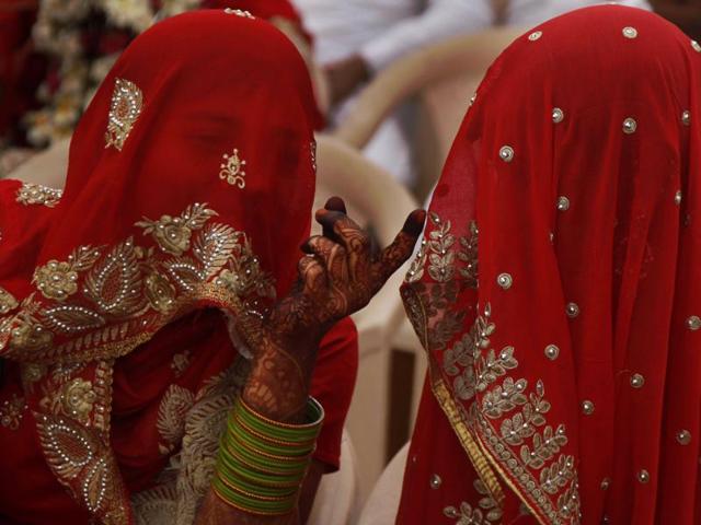 Indian muslim brides talk to each other. (AP)