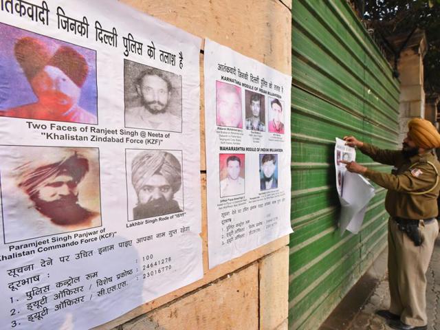 A Delhi police personnel sticking posters of terrorists on the streets of capital as part of security drill ahead Republic Day celebrations in the national capital. (Raj K Raj/ HT Photo) A Delhi police personnel sticking posters of terrorists on the streets of capital as part of security drill ahead Republic Day celebrations in the national capital. (Raj K Raj/ HT Photo)