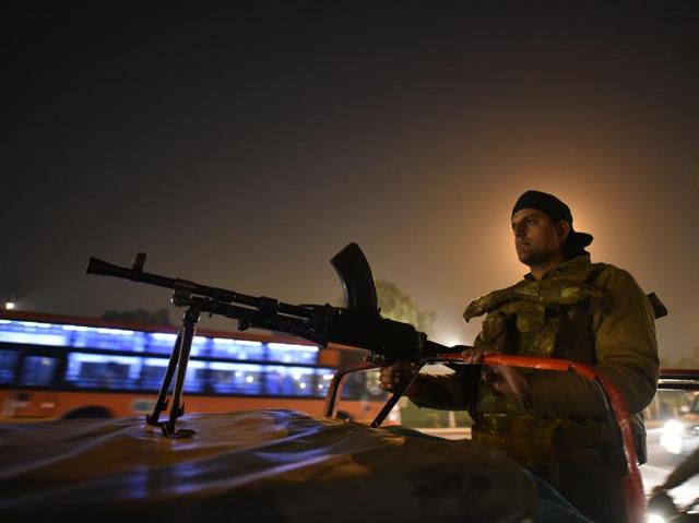 India Gate and Rajpath have already been shut to people and the area is under constant guard by security personnel. (Ravi Choudhary/ HT Photo)