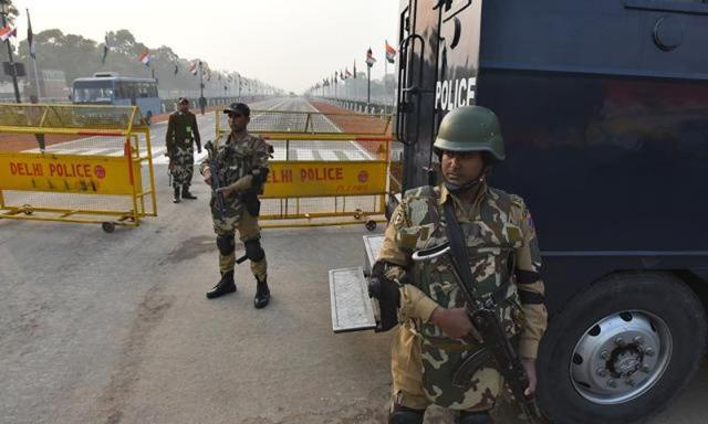 Delhi police swat Commandos near India Gate on Sunday. (Raj K Raj/HT Photo) Delhi police swat Commandos near India Gate on Sunday. (Raj K Raj/HT Photo)