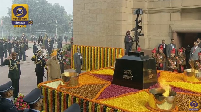 Modi pays tribute to martyrs at Amar Jawan Jyoti (Doordarshan)