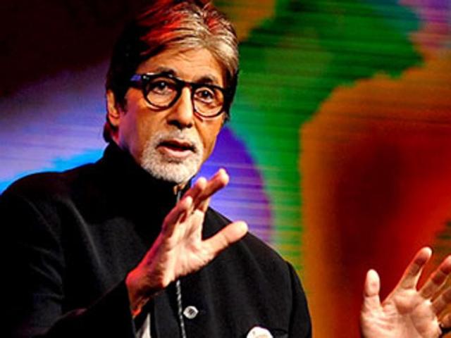 Dressed in his trademark kurta-pyajama and a shawl, Big B. (IANS) Dressed in his trademark kurta-pyajama and a shawl, Big B. (IANS)