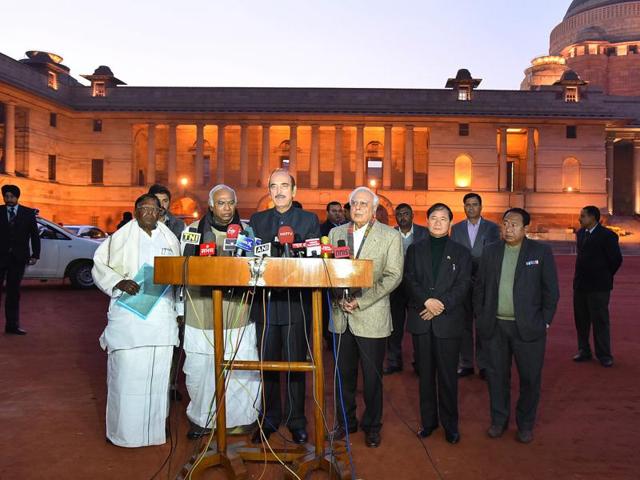 Senior Congress leaders Ghulam Nabi azad , Kapil Sibal, Mallikarjun Kharge, Arunachal Pradesh chief minister Nabam Tuki spoke to the media after meeting President Pranab Mukherjee on Monday.(Raj K Raj/HT Photo)