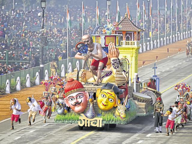 Artists perform as Goa’s tableaux is showcased during the Republic Day parade in New Delhi. (Vipin Kumar/HT Photo) 