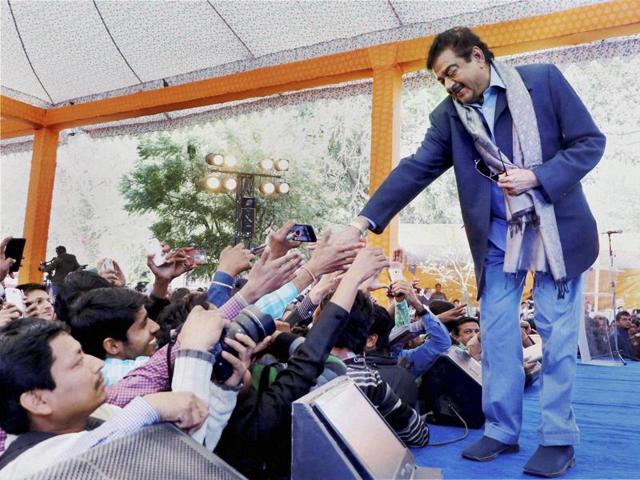 Bollywood actor & BJP MP Shatrughan Sinha greets fans during a session at Jaipur Literature Festival at Diggi Palace in Jaipur on Monday. (PTI) Bollywood actor & BJP MP Shatrughan Sinha greets fans during a session at Jaipur Literature Festival at Diggi Palace in Jaipur on Monday. (PTI)