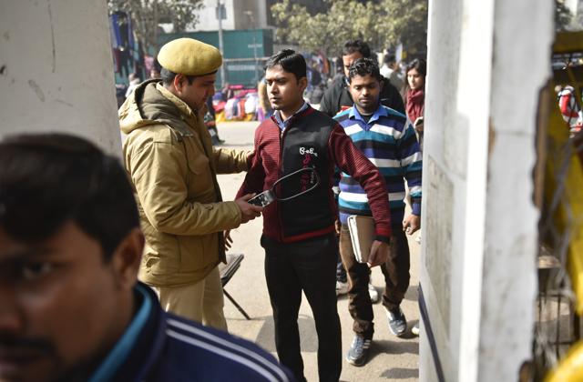 Delhi police checking people at the Janpath Market in Delhi on Monday. (Ravi Choudhary/HT)