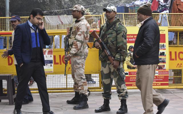Security Personnel on alert on Republic day eve. (Raj K Raj/HT)