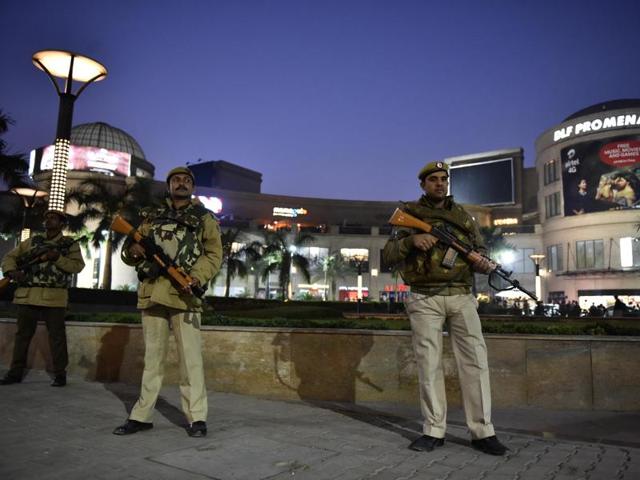 Commandos stand guard at the Vasant Kunj DLF Mall. (Vipin Kumar/HT) Commandos stand guard at the Vasant Kunj DLF Mall. (Vipin Kumar/HT)