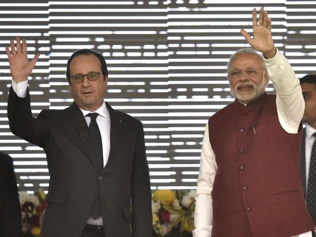Prime Minister Narendra Modi, French President Francois Hollande and Piyush Goyal during the inauguration of the interim secretariat of the International Solar Alliance & foundation stone laying ceremony of International Solar Alliance headquarters at Gurgaon on Monday.(Virendra Singh Gosain/HT Photo)