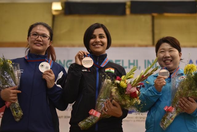Sidhu poses for a photograph with her fellow medal winners. (Ravi Choudhary/ HT Photo) Sidhu poses for a photograph with her fellow medal winners. (Ravi Choudhary/ HT Photo)