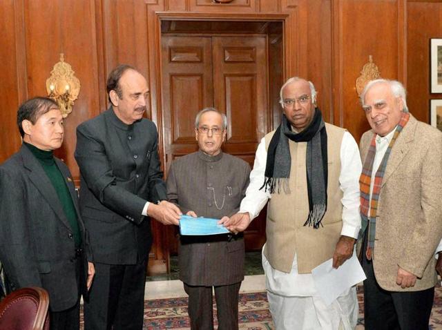 Leader of Congress in Lok Sabha Mallikarjun Kharge with party leaders Ghulam Nabi Azad, Kapil Sibal and V Narayanasamy had submitted a memorandum to President Pranab Mukherjee on Arunachal Pradesh issue on Monday.(PTI)