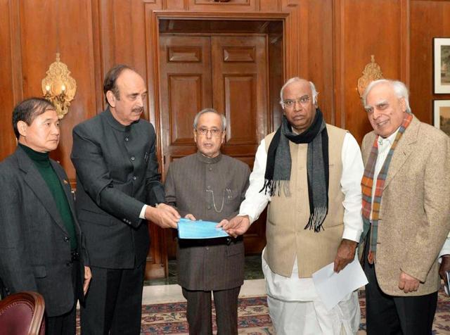 Leader of Congress in Lok Sabha Mallikarjun Kharge with party leaders Ghulam Nabi Azad and Kapil Sibal and V Narayanasamy meeting President Pranab Mukherjee on Arunachal Pradesh issue, in New Delhi on Monday. Arunachal Pradesh CM Nabam Tuki is also seen.(PTI)