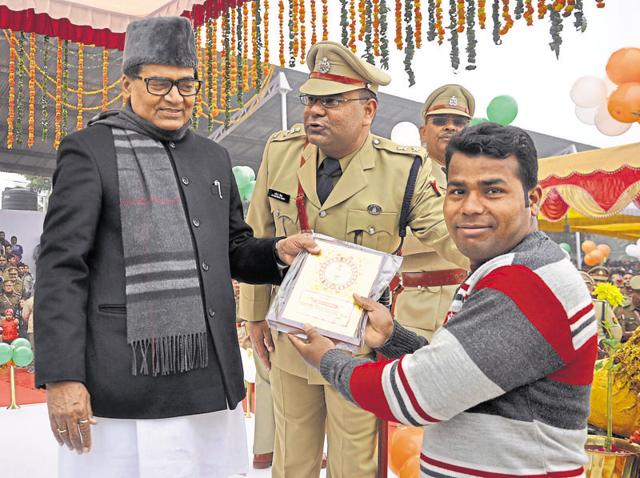 Daily wage labourer Deepak Kumar receives a memento from Rajya Sabha MP Ram Gopal Yadav at the function at the Harsaon police lines on Tuesday. (Sakib Ali/HT Photo) Daily wage labourer Deepak Kumar receives a memento from Rajya Sabha MP Ram Gopal Yadav at the function at the Harsaon police lines on Tuesday. (Sakib Ali/HT Photo)