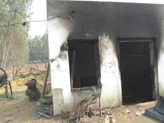 The house and vehicles burnt by the angry mob in Bassi Vajid village.(Harpreet Kaur/HT Photo) The house and vehicles burnt by the angry mob in Bassi Vajid village.(Harpreet Kaur/HT Photo)