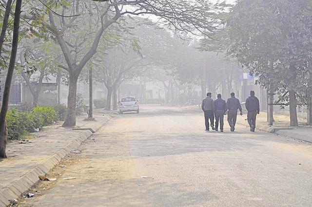 Absence of proper foot paths has been a long-time problem in Gurgaon. (Abhinav Saha/HT Photo)