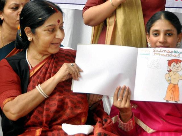Foreign minister Sushma Swaraj with Geeta at Indore Deaf Biligual Academy in Indore .(Shankar Mourya/ HT File Photo) Foreign minister Sushma Swaraj with Geeta at Indore Deaf Biligual Academy in Indore .(Shankar Mourya/ HT File Photo)