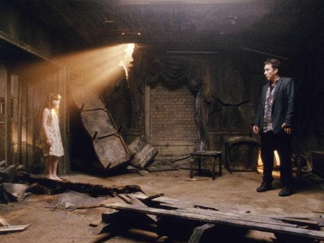 1408 (2008): A man who specializes in debunking paranormal occurrences checks into the fabled room 1408 in the Dolphin Hotel. Soon after settling in, he confronts genuine terror.