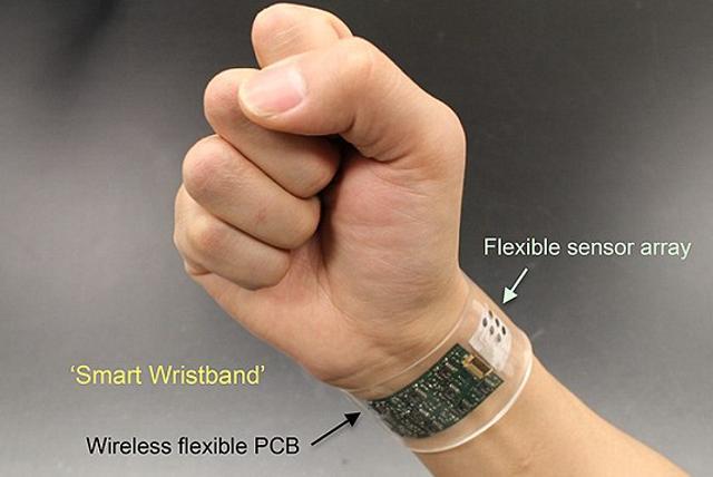 It analyses chemicals in sweat, including levels of sodium, glucose, potassium, lactate, as well as skin temperature -- indicators of muscle fatigue, dehydration or dangerously high body temperature. (© UC Berkeley) It analyses chemicals in sweat, including levels of sodium, glucose, potassium, lactate, as well as skin temperature -- indicators of muscle fatigue, dehydration or dangerously high body temperature. (© UC Berkeley)