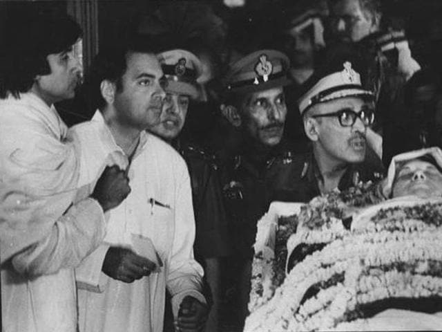 Film actor Amitabh Bachchan and Rajiv Gandhi at his mother Indira Gandhi’s funeral. (HT File Photo)