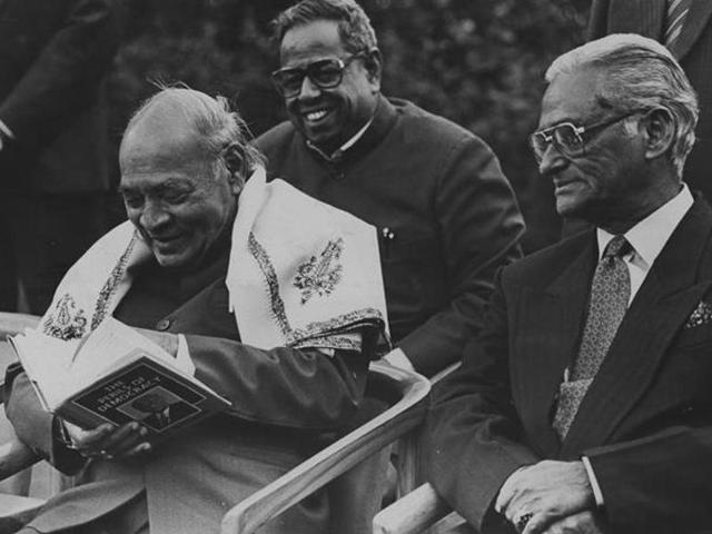 PV Narasimha Rao releases the memoir of PC Alexander, a powerful bureaucrat during Indira Gandhi’s tenure as the prime minister, in New Delhi. (HT File Photo)