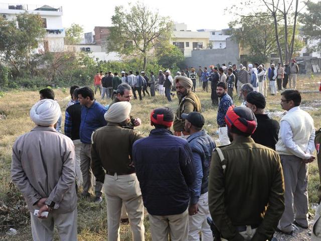 Police taking stock of the situation at the phase 9 burial ground.(Keshav Singh/HT)