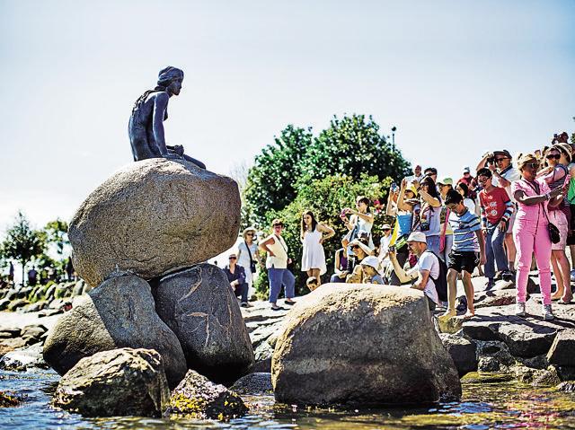 The statue of the Little Mermaid is the most photographed monument. (Photo: www.mermaidsculpture.dk)