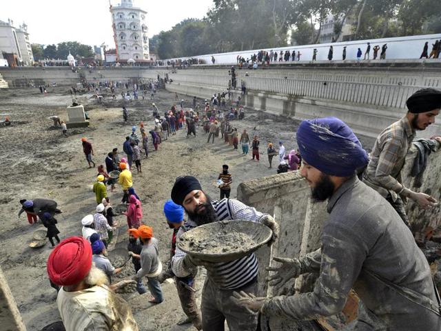 ‘Kar sewa’ is an important Sikh tradition. The term is derived from Sanskrit words kar, meaning hands or work, and seva, meaning service. (Gurpreet Singh/HT Photo)