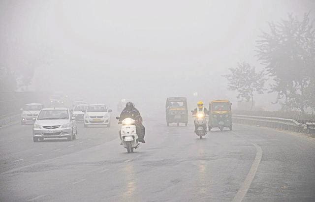 The visibility on the Gurgaon expressway was very low on Thursday morning. (Parveen Kumar/HT Photo)