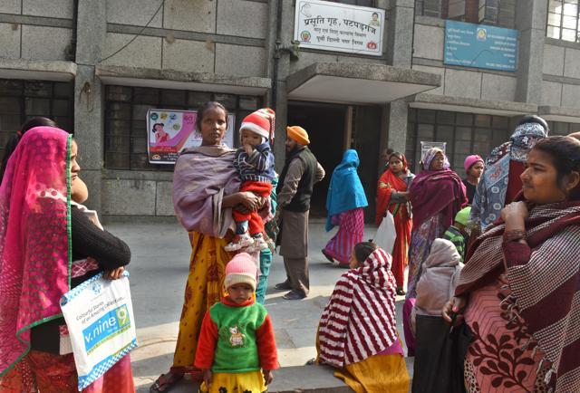 Patients waiting outside a government maternity hospital as MCD workers were on the strike protesting the non-payment of their salaries for the last three months. (Sushil Kumar / HT Photo)