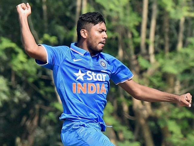 India's U-19 bowler Avesh Khan banged it in short and pushed the batsmen on the back foot.(PTI File Photo) India's U-19 bowler Avesh Khan banged it in short and pushed the batsmen on the back foot.(PTI File Photo)