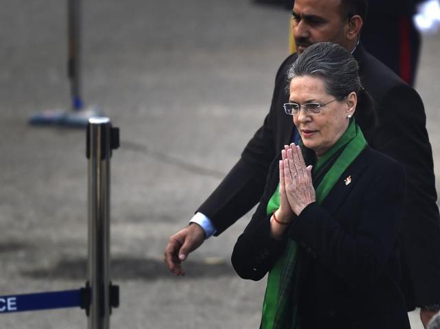 Congress president Sonia Gandhi arrives for the Beating Retreat ceremony. (Ajay Aggarwal/HT Photo)