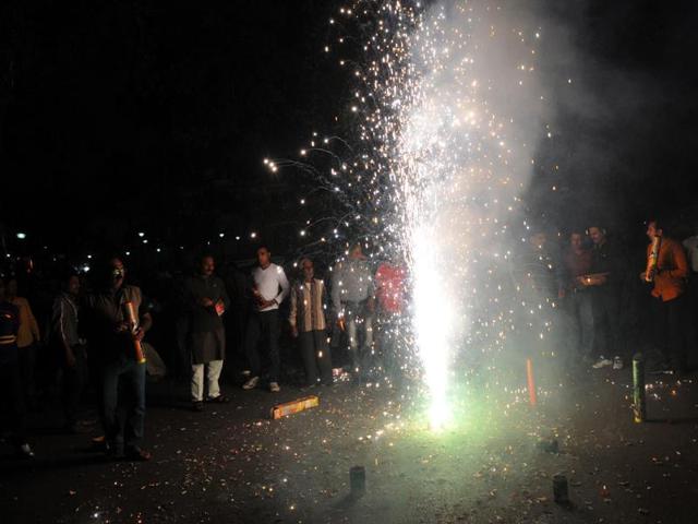Indore residents and BJP workers celebrate the city’s selection for the Smart City project at Rajwada in Indore on Thursday. (Shankar Mourya/HT photo) Indore residents and BJP workers celebrate the city’s selection for the Smart City project at Rajwada in Indore on Thursday. (Shankar Mourya/HT photo)