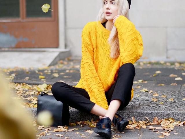 Ebba in a bright yellow sweater and black pants. (lookbook.NU) 