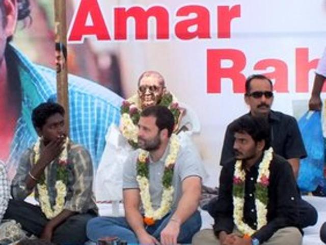 Congress leader Rahul Gandhi on Saturday launched a day-long fast as he rejoined protesters at the University of Hyderabad.(Picture courtesy: Twitter/INC India)