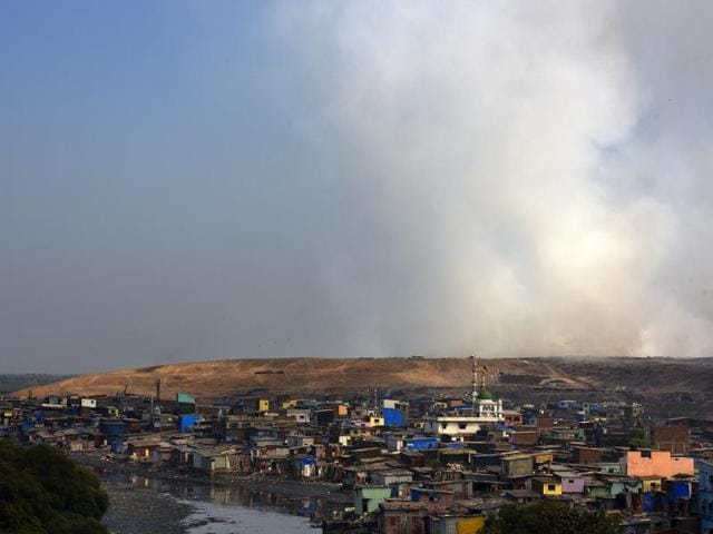 The fire at Deonar was brought under control on Saturday but the smoke from the city’s largest garbage dumping ground continued to blanket a sizeable part of the eastern suburbs and central Mumbai.(Arijit Sen/HT photo)