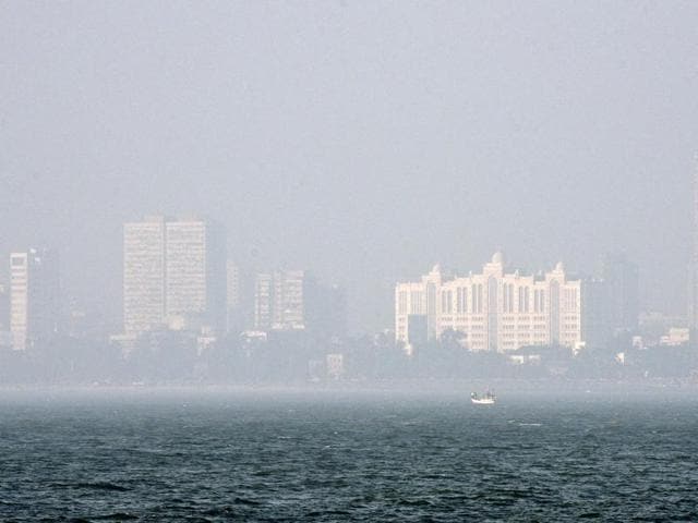 A smog covered view from Marine Drive in Mumbai. (Arijit Sen/HT Photo )